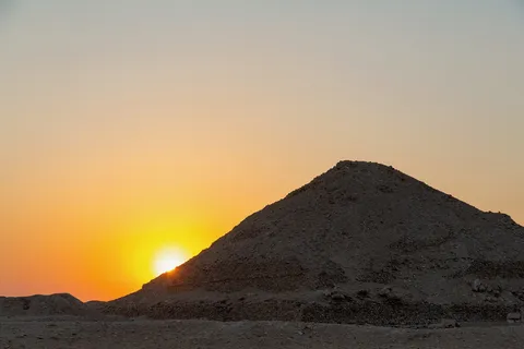 Pyramide dans le désert au coucher du soleil, Égypte — Nicolas Marincic