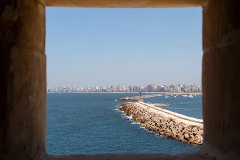 Vue par une fenêtre de la citadelle de Qaitbay, Alexandrie, Égypte — Nicolas Marincic