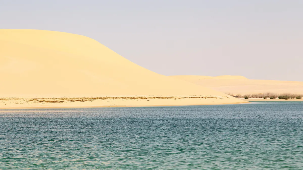 Dune au-dessus du lac, Wadi el-Rayan, Égypte — Nicolas Marincic