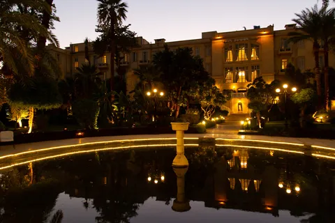 Bassin du jardin du Winter Palace au crépuscule, Louxor, Égypte — Nicolas Marincic