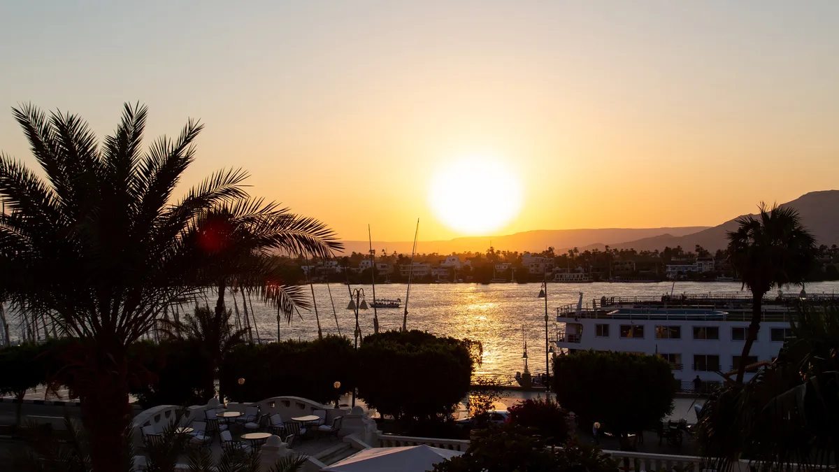 Coucher de soleil sur le Nil et les palmiers, Louxor, Égypte — Nicolas Marincic