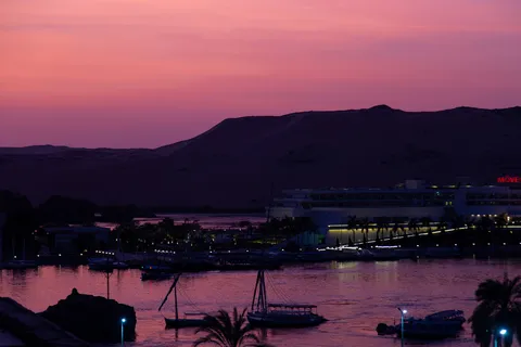 Crépuscule rose sur le Nil, Assouan, Égypte — Nicolas Marincic