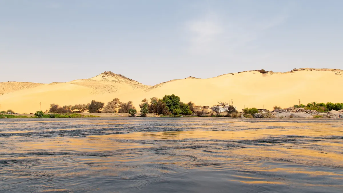 Dunes de la rive ouest au-dessus du Nil, Assouan, Égypte — Nicolas Marincic