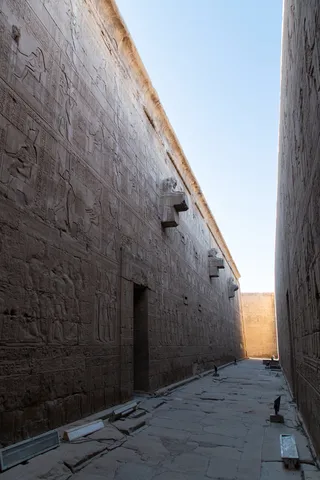 Ambulatory between the walls of Edfu temple, Egypt — Nicolas Marincic