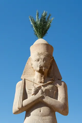 Statue de Ramsès et palmier, Karnak, Égypte — Nicolas Marincic