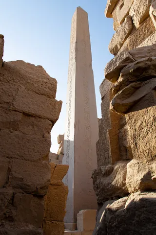 Obélisque d’Hatchepsout entre les blocs, Karnak, Égypte — Nicolas Marincic