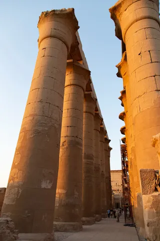 Colonnade du temple de Louxor dans la lumière dorée, Égypte — Nicolas Marincic