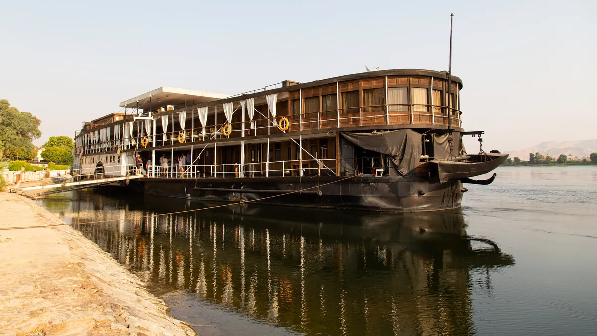 Le vapeur Sudan à quai et son reflet, Égypte — Nicolas Marincic