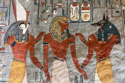 Pharaon entre Horus et Anubis, Vallée des Rois, Égypte — Nicolas Marincic