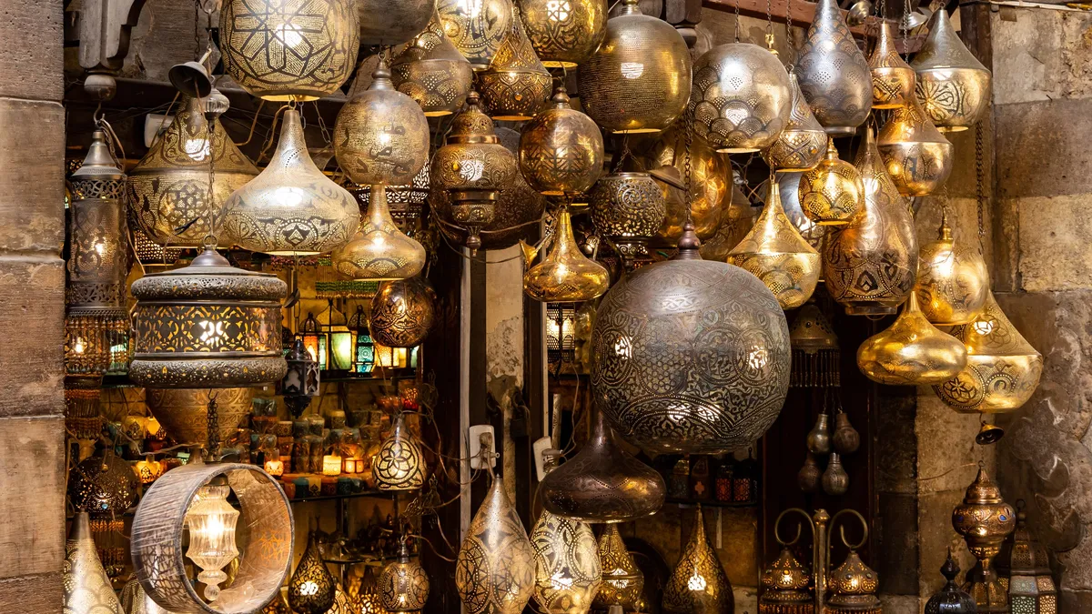 Lanternes de cuivre dans une échoppe, Égypte — Nicolas Marincic