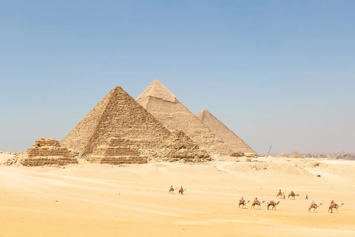 Camel caravan before the Pyramids of Giza, Egypt — Nicolas Marincic