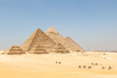 Camel caravan before the Pyramids of Giza, Egypt — Nicolas Marincic