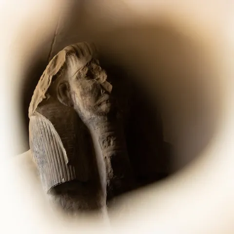 Statue de Djéser vue par la fente du serdab, Saqqarah, Égypte — Nicolas Marincic