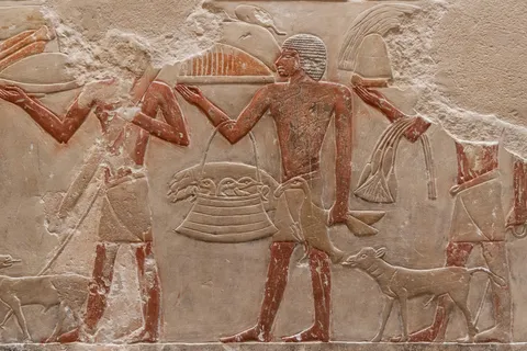 Porteurs d’offrandes en relief peint, mastaba de Saqqarah, Égypte — Nicolas Marincic