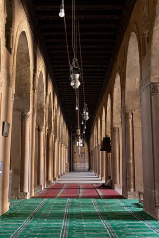 Arcades et lampes de la salle de prière d’Ibn Touloun, Égypte — Nicolas Marincic