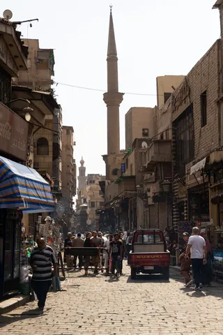 Rue al-Muizz et minaret, Le Caire, Égypte — Nicolas Marincic