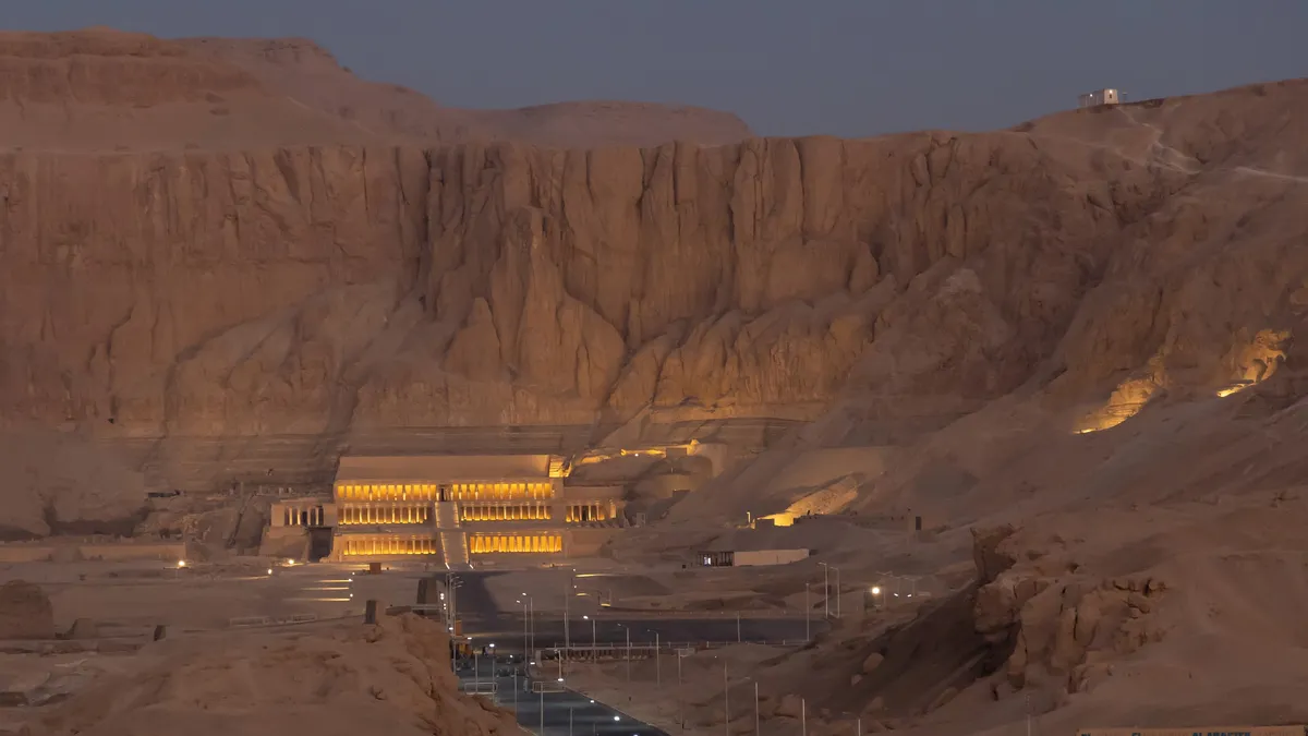 Temple d’Hatchepsout éclairé avant l’aube, vu de montgolfière, Égypte — Nicolas Marincic