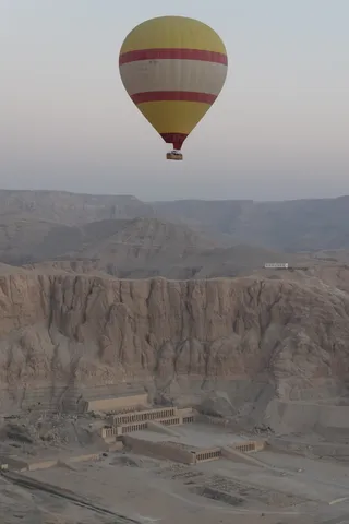 Montgolfière au-dessus du temple d’Hatchepsout, Égypte — Nicolas Marincic