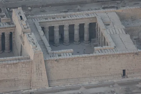 Cour du Ramesseum vue du ciel, Égypte — Nicolas Marincic
