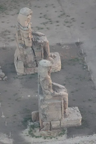 Colosses de Memnon vus du ciel, Égypte — Nicolas Marincic