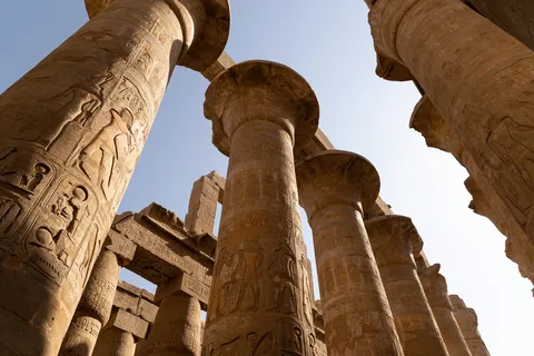 Colonnes de la salle hypostyle de Karnak, en contre-plongée, Égypte — Nicolas Marincic