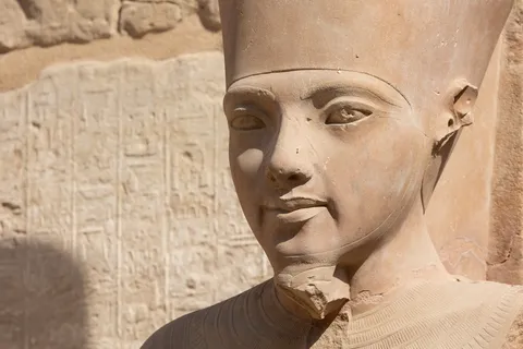 Visage d’une statue d’Amon aux traits de Toutânkhamon, Karnak, Égypte — Nicolas Marincic