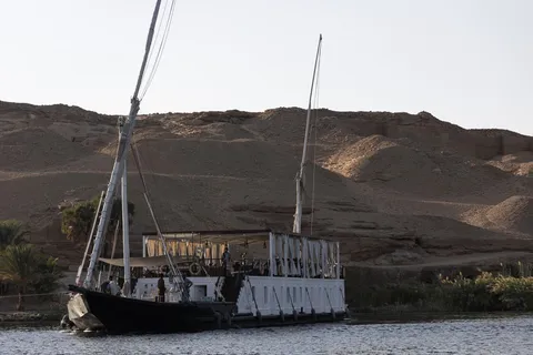 Dahabieh naviguant au pied des collines du désert, Égypte — Nicolas Marincic