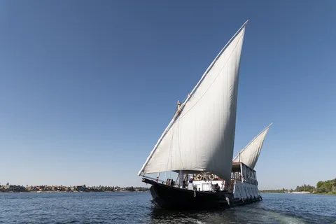 Dahabieh toutes voiles dehors sur le Nil, Égypte — Nicolas Marincic