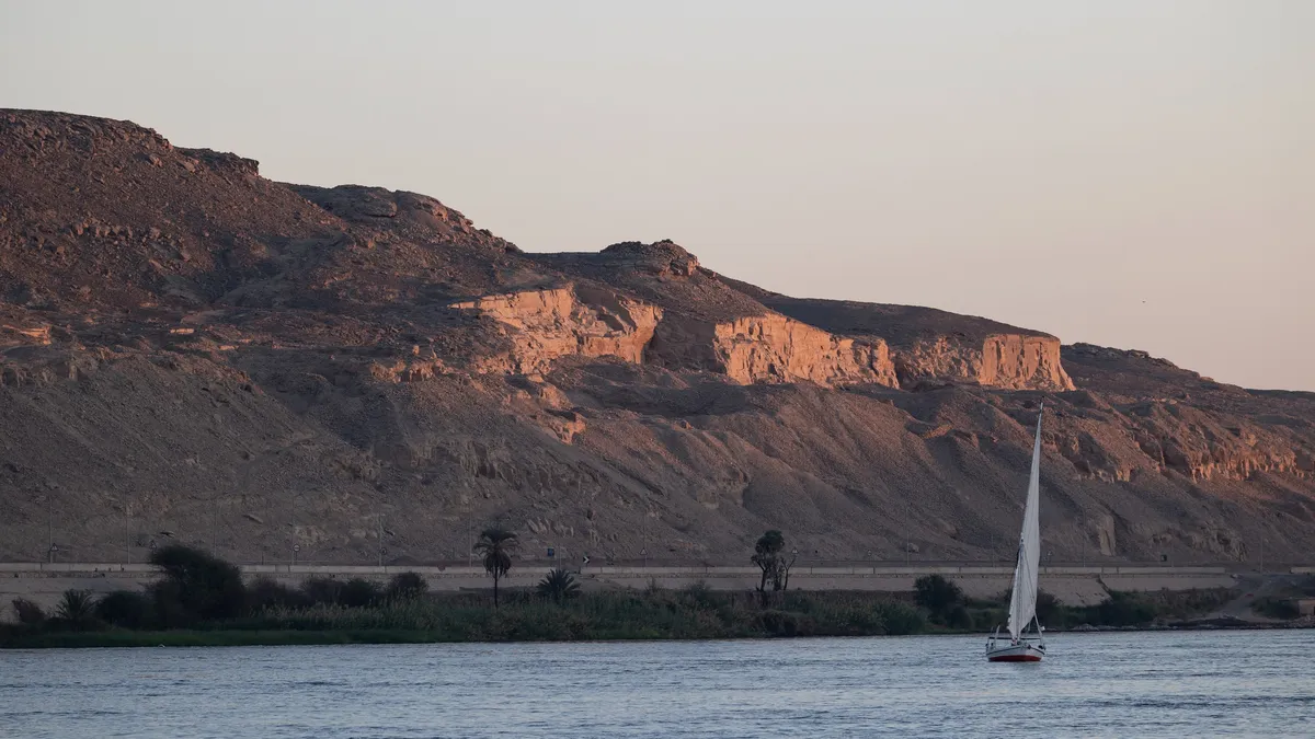 Felouque au pied des falaises au crépuscule, Nil, Égypte — Nicolas Marincic