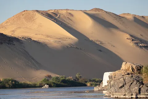 Dune dorée sur la rive ouest du Nil, Assouan, Égypte — Nicolas Marincic