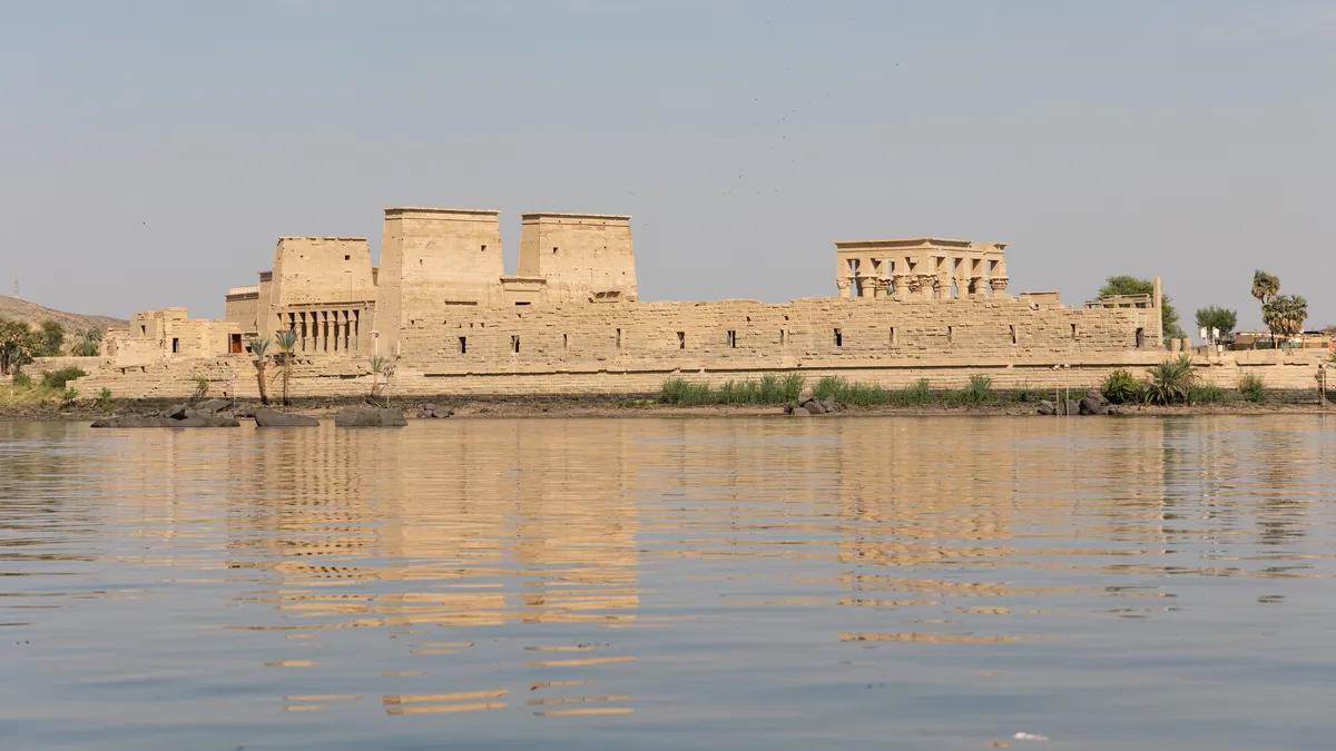 Temple de Philae reflété dans le Nil à l’aube, Égypte — Nicolas Marincic