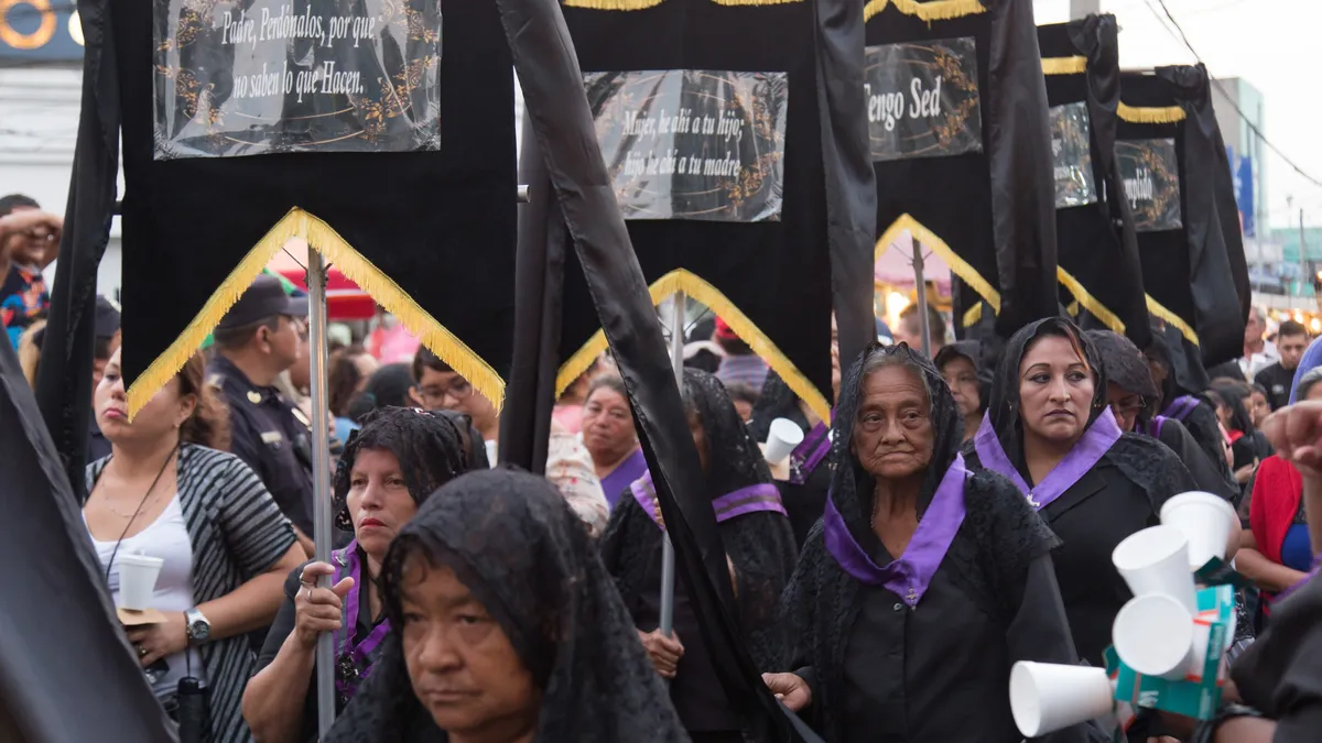 Women in mourning in the procession, El Salvador — Nicolas Marincic