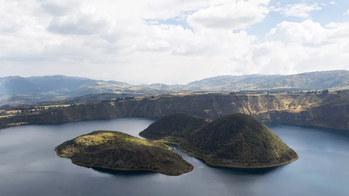 Lagune de Cuicocha et ses îlots, Équateur — Nicolas Marincic