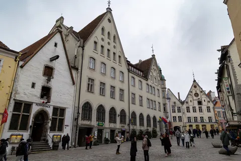 Maisons à pignons de la place de l’Hôtel-de-Ville, Tallinn, Estonie — Nicolas Marincic