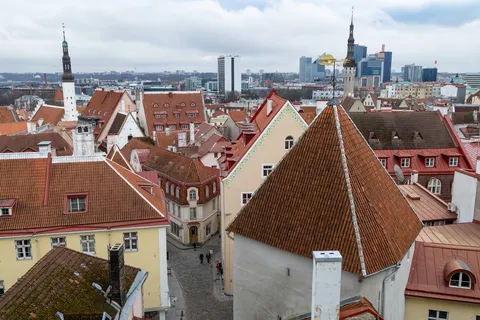 Toits rouges de la vieille ville et tours modernes, Tallinn, Estonie — Nicolas Marincic