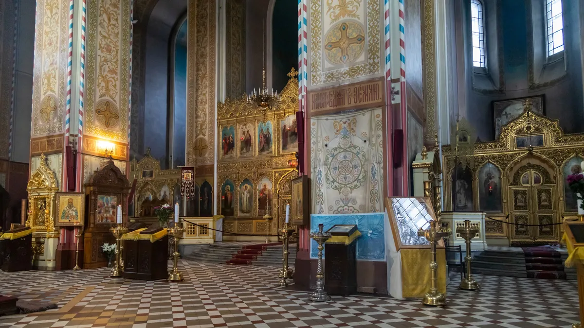 Intérieur aux icônes de la cathédrale Alexandre-Nevski, Estonie — Nicolas Marincic
