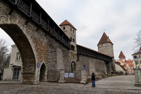 Arche et tours des remparts de Tallinn, Estonie — Nicolas Marincic