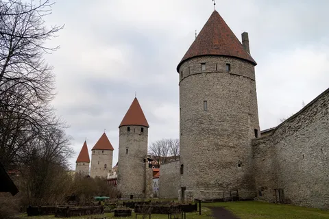 Tours des remparts depuis la place des Tours, Tallinn, Estonie — Nicolas Marincic