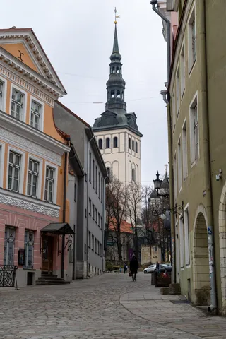 Rue menant à la flèche de Saint-Nicolas, Tallinn, Estonie — Nicolas Marincic