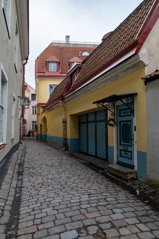 Ruelle pavée, maison jaune et porte bleue, Tallinn, Estonie — Nicolas Marincic