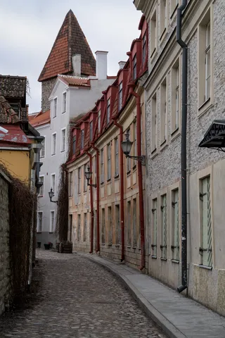 Rue pavée étroite et sa tour, Tallinn, Estonie — Nicolas Marincic