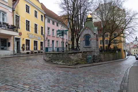 Petite chapelle orthodoxe sur une place pavée mouillée, Tallinn, Estonie — Nicolas Marincic