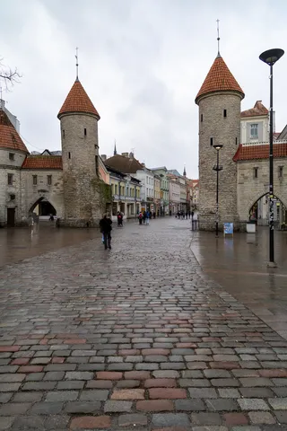 Tours de la porte Viru sur les pavés mouillés, Tallinn, Estonie — Nicolas Marincic