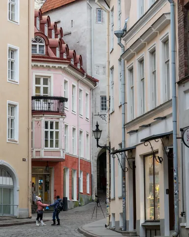 Ruelle aux façades pastel de Tallinn, Estonie — Nicolas Marincic