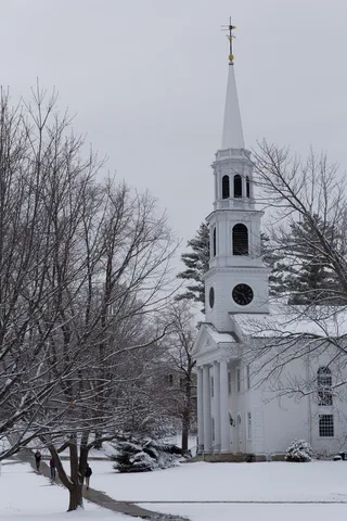 White New England church in fresh snow, United States — Nicolas Marincic
