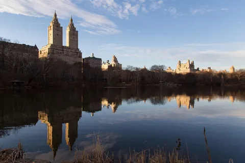 San Remo towers reflected in the Central Park lake, United States — Nicolas Marincic