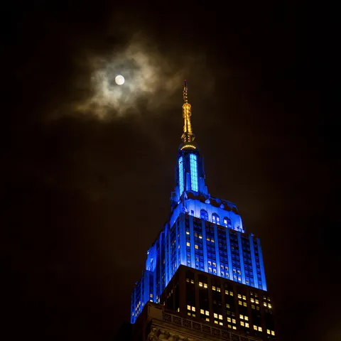 Empire State Building lit in blue, United States — Nicolas Marincic