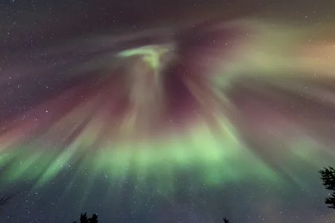 Couronne d’aurore rouge et verte, Finlande — Nicolas Marincic