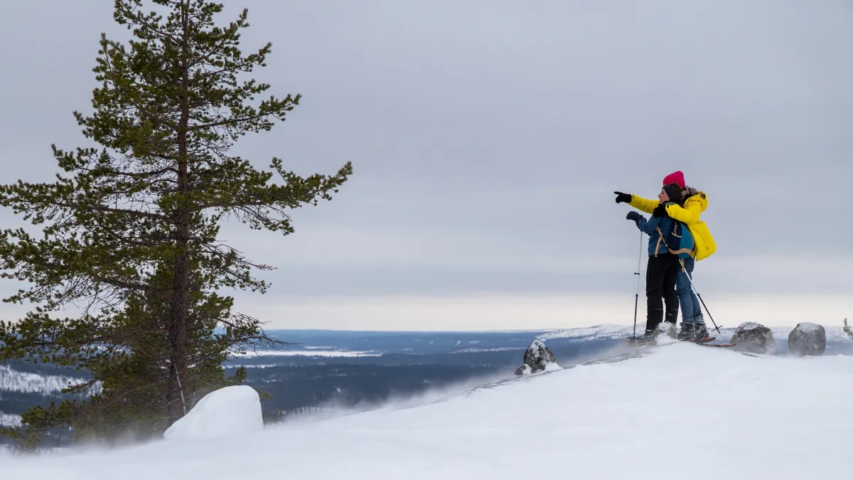 Randonneur en raquettes sur un sommet enneigé, Finlande — Nicolas Marincic