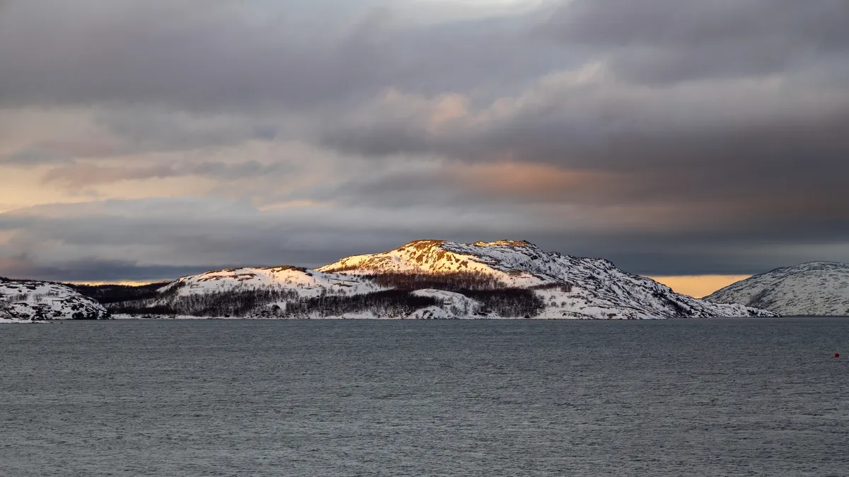 Collines enneigées au bord d’un lac, Finlande — Nicolas Marincic